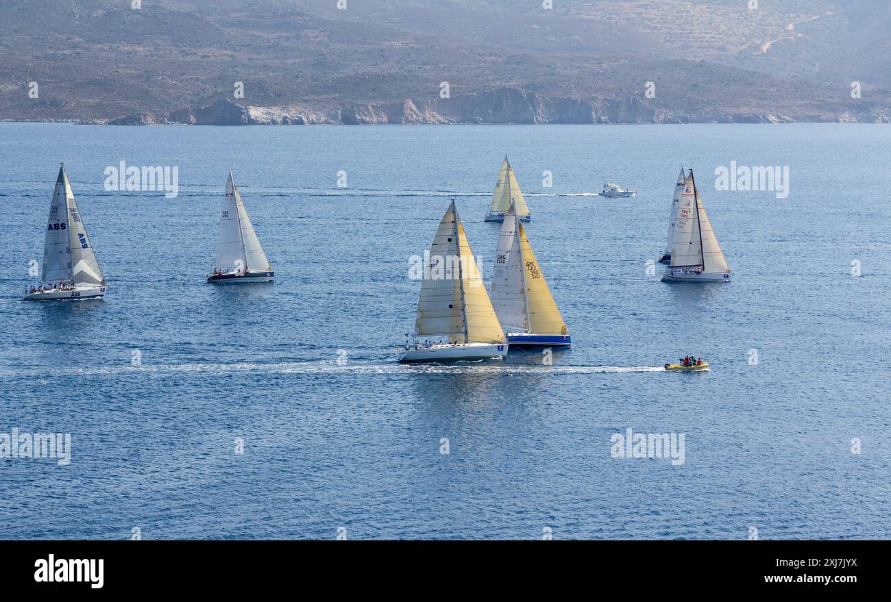 MILOS ISLAND, GRIECHENLAND - 21. JULI 2012: Rennsegelboote zu Beginn des 3. Offshore-Rennens: Milos nach Kap Sounion der Ägäischen Segel-Rallye Stockfoto