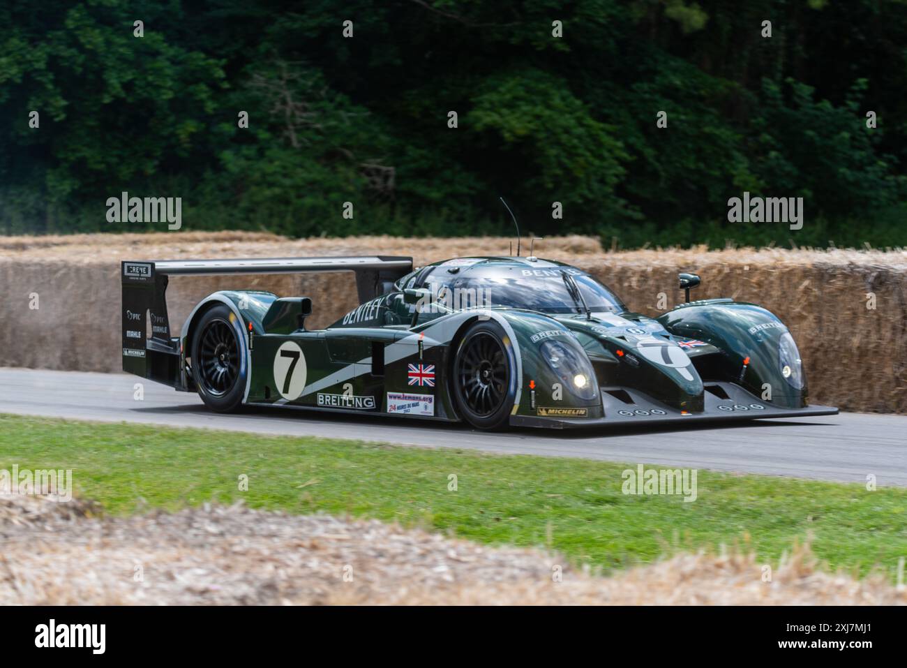 2003 Bentley Speed 8 beim Motorsport-Event Goodwood Festival of Speed 2024 in West Sussex, Großbritannien, auf der Bergsteigerstrecke Stockfoto