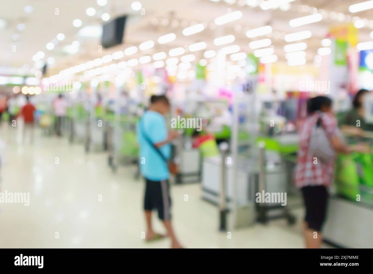 Abstrakte Unschärfe beim Kassierer am Kassenschalter im Supermarkt Hintergrund Stockfoto