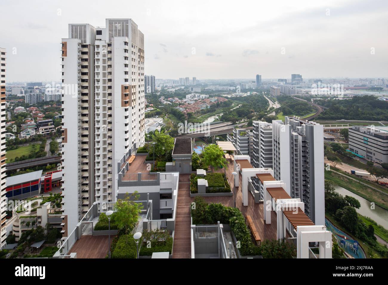 Dachterrasse oder Himmelgarten auf einem Wohngebäude mit herrlichem Blick auf die Skyline zum Entspannen oder Staunen. Singapur Stockfoto