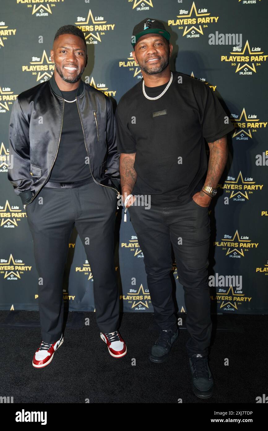 Arlington, Usa. Juli 2024. Die ehemaligen NFL-Spieler Ryan Clark (L) und Fred Taylor besuchen den roten Teppich der 2024 Players Party, die von der Major League Baseball Players Association (MLBPA), Lids und Topps im AT&T Stadium in Arlington, Texas, am Montag, den 15. Juli 2024 veranstaltet wird. Die Veranstaltung ist Teil der MLB All-Star-Woche. (Foto: Javier Vicencio/Eyepix Group) (Foto: Eyepix/NurPhoto) Credit: NurPhoto SRL/Alamy Live News Stockfoto