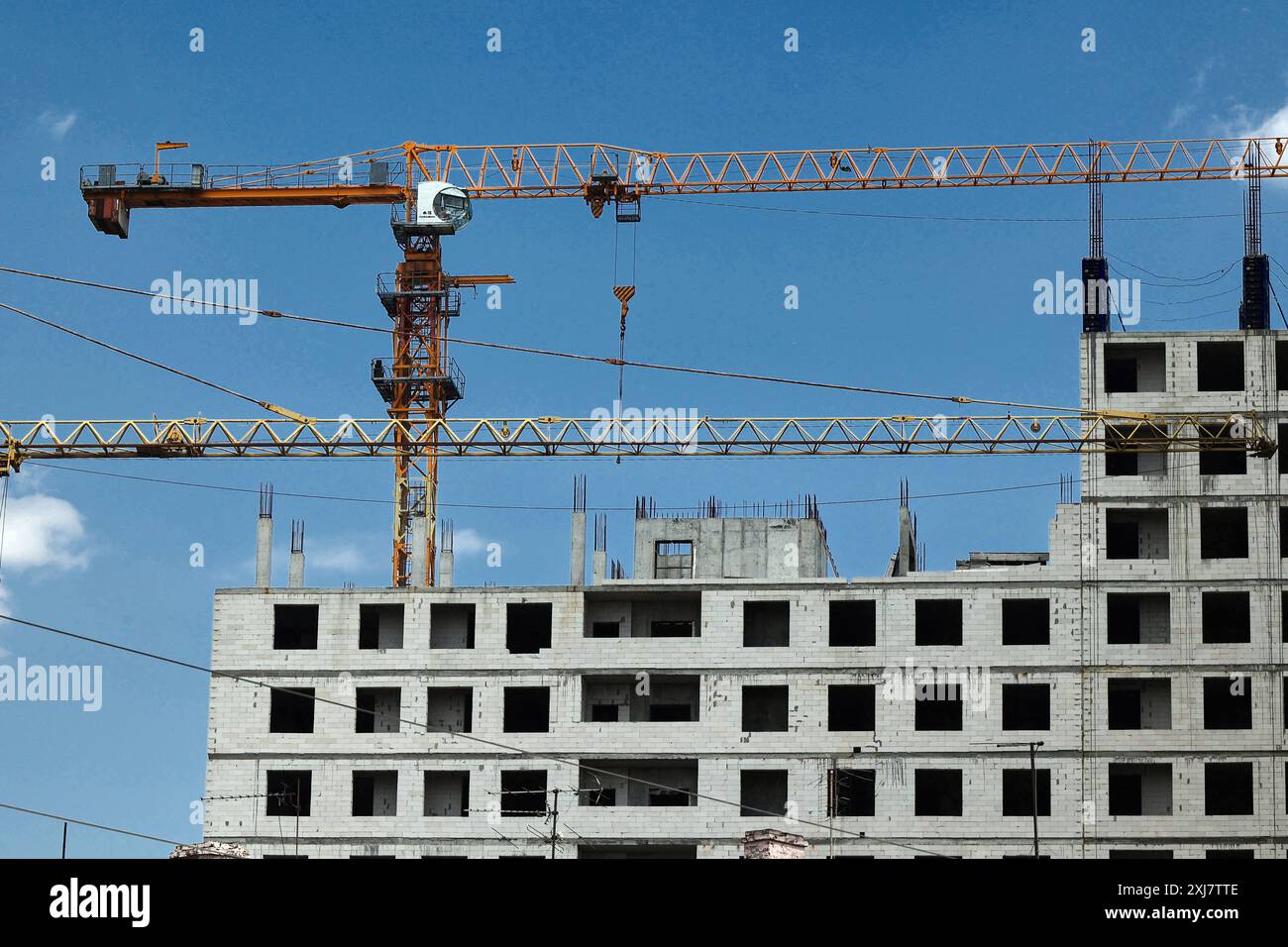 CHARKIW, UKRAINE - 12. JULI 2024 - Turmkräne werden auf der Baustelle eines Wohnblocks in Charkiw, Nordostukraine gesehen. Stockfoto