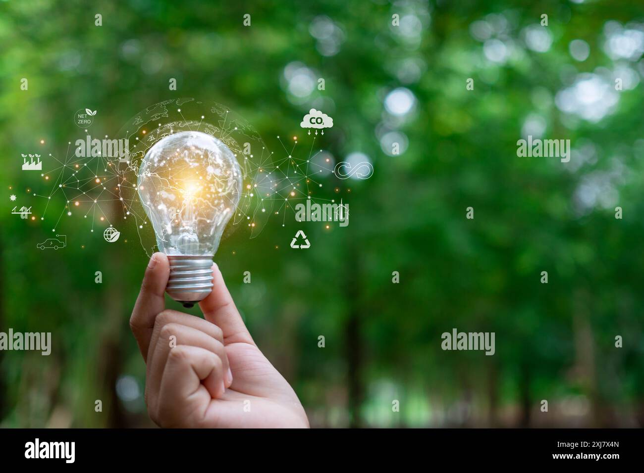 Handmensch hält Elektrizitätsleuchte, CO2-neutral und Netto-Null-Konzept für Netto-Null-Treibhausgasemissionsziel, natürlicher Hintergrund, Renew Stockfoto