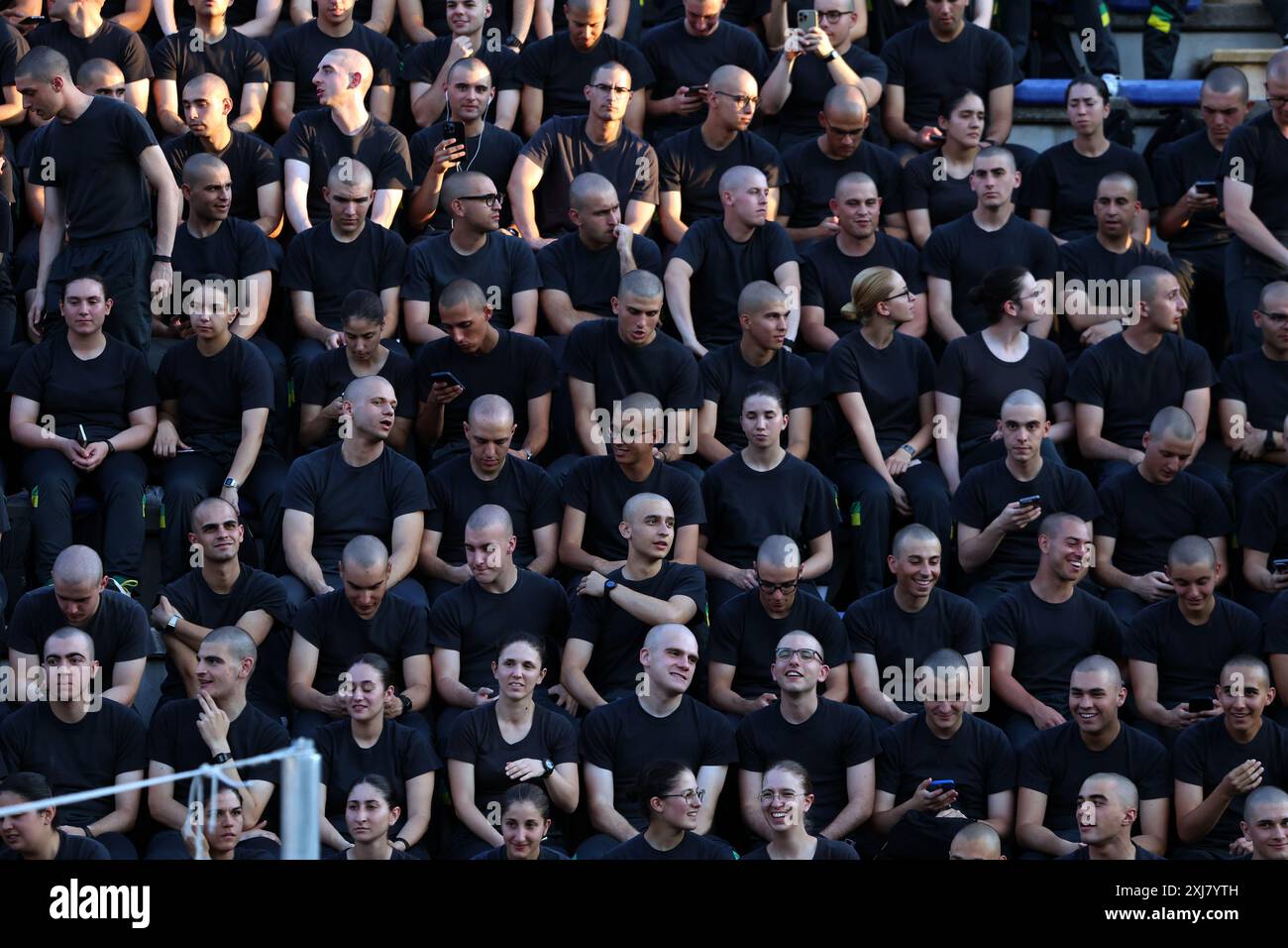 Aquila, Italien 16.07.2024: Cadetti della Guardia Di Finanza guardano la Partita del Cuore 2024 Nazionale Politici contro Nazionale Cantanti presso lo stadio Gran Sasso all' Aquila Stockfoto