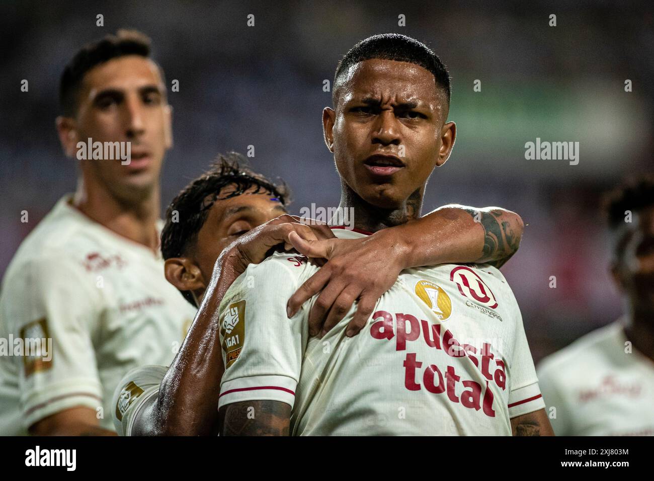 LIMA, PERU - 10. FEBRUAR: Andy Polo von Universitario feiert mit Christofer Gonzales während des Liga-1-Spiels Alianza Lima gegen Universitario in Estadio Stockfoto