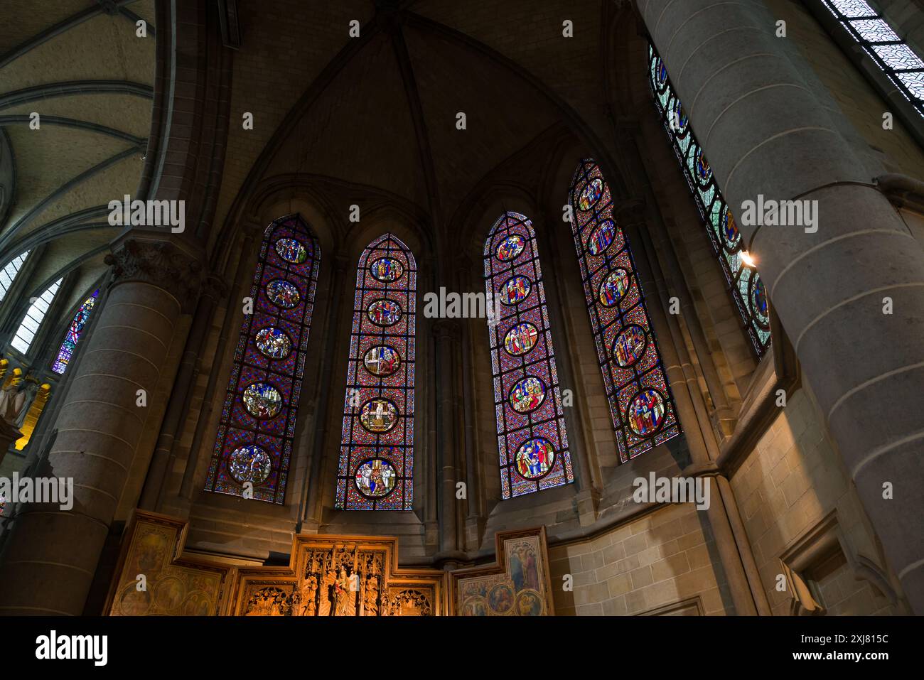 Glasmalerei in der St.-Martin-Kathedrale von Ypern die restaurierte mittelalterliche Kirche nach ihrer Zerstörung im Ersten Weltkrieg Stockfoto