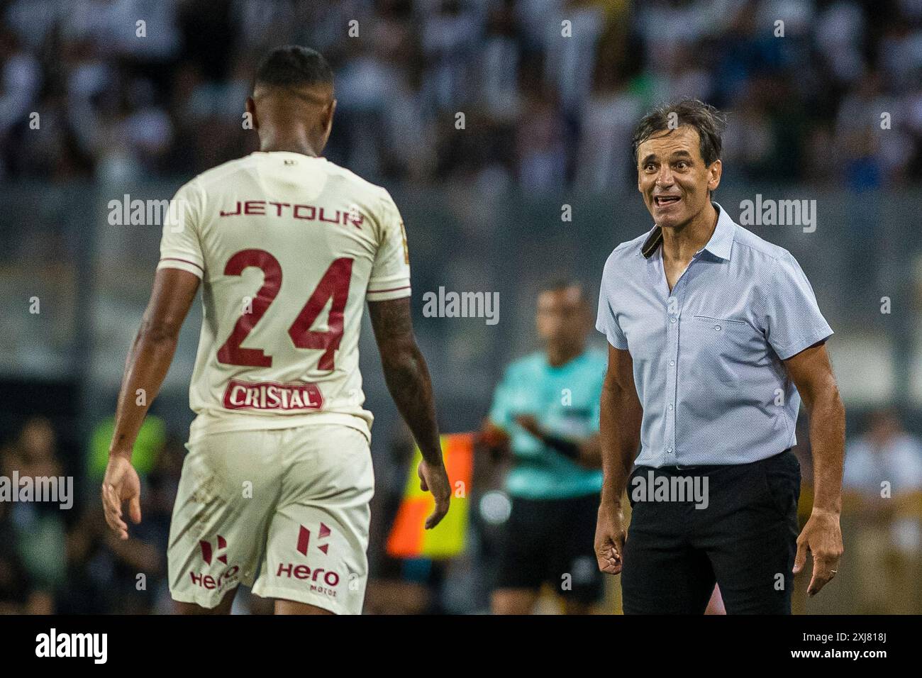 LIMA, PERU - 10. FEBRUAR: Andy Polo von Universitario und Universitario-Cheftrainer Fabián Bustos während des Liga-1-Spiels Alianza Lima gegen Universitario in es Stockfoto