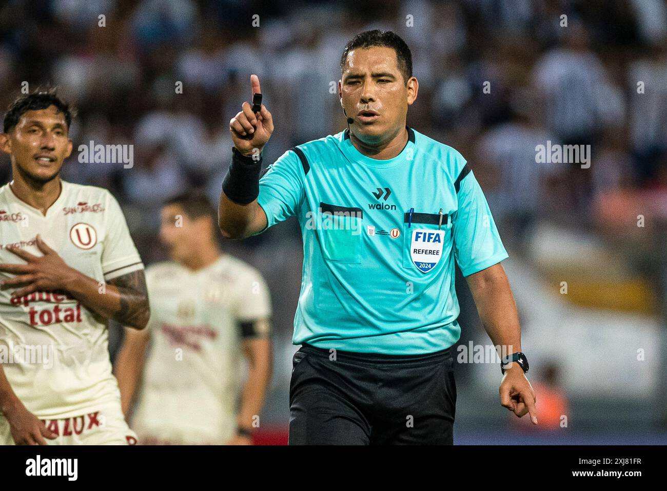 LIMA, PERU - 10. FEBRUAR: Schiedsrichter Diego Haro während des Liga-1-Spiels Alianza Lima gegen Universitario im Estadio Nacional. (Foto: Martín Fonseca) Stockfoto