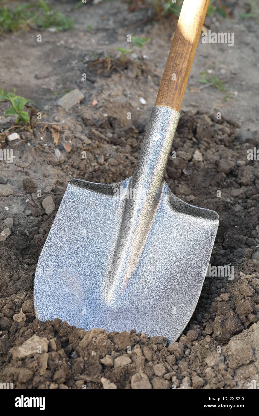 Boden mit Schaufel im Garten graben, Großaufnahme Stockfoto