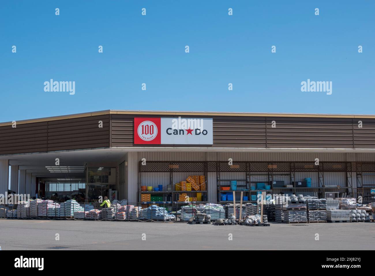 100 Yen Shop 'Can Do' in Otaru, Hokkaido. Japan, Heimwerkerbedarf und Gartengeschäft Stockfoto