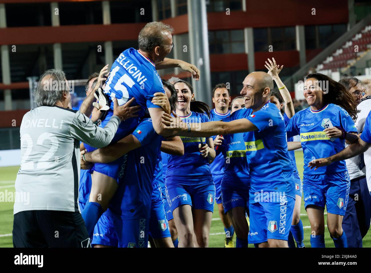 Roma, Italien. Juli 2024. Esultanza alla Partita del Cuore allo Stadio Gran Sasso d'Italia L'Aquila, Italia &#x2014; Marted&#xec; 16 luglio 2024 - Cronaca - (Foto von Cecilia Fabiano/LaPresse) Exulance at Heart Match im Gran Sasso of Italy Stadion L'Aquila, Italien - Dienstag, 16. Juli 2024 - News - (Foto von Cecilia Fabiano/LaPresse): LaPresse/Alamy Live News Stockfoto