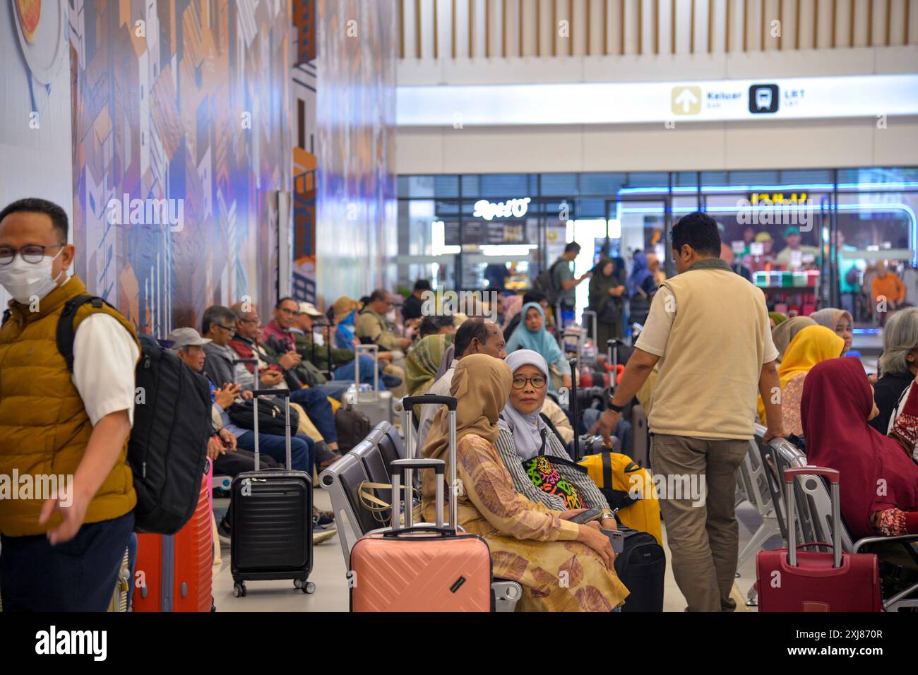 Jakarta, Indonesien. Juli 2024. Passagiere warten am 17. Juli 2024 in der Wartehalle des Halim-Bahnhofs in Jakarta, Indonesien, auf ihre Züge. Die Hochgeschwindigkeitsbahn Jakarta-Bandung (HSR) war am Montag mit über 4 Millionen beförderten Fahrgästen neun Monate in Betrieb, sagte PT Kereta Cepat Indonesia-China (KCIC), ein Joint-Venture-Konsortium zwischen indonesischen und chinesischen Staatsunternehmen, das den HSR baut und betreibt. Quelle: Xu Qin/Xinhua/Alamy Live News Stockfoto