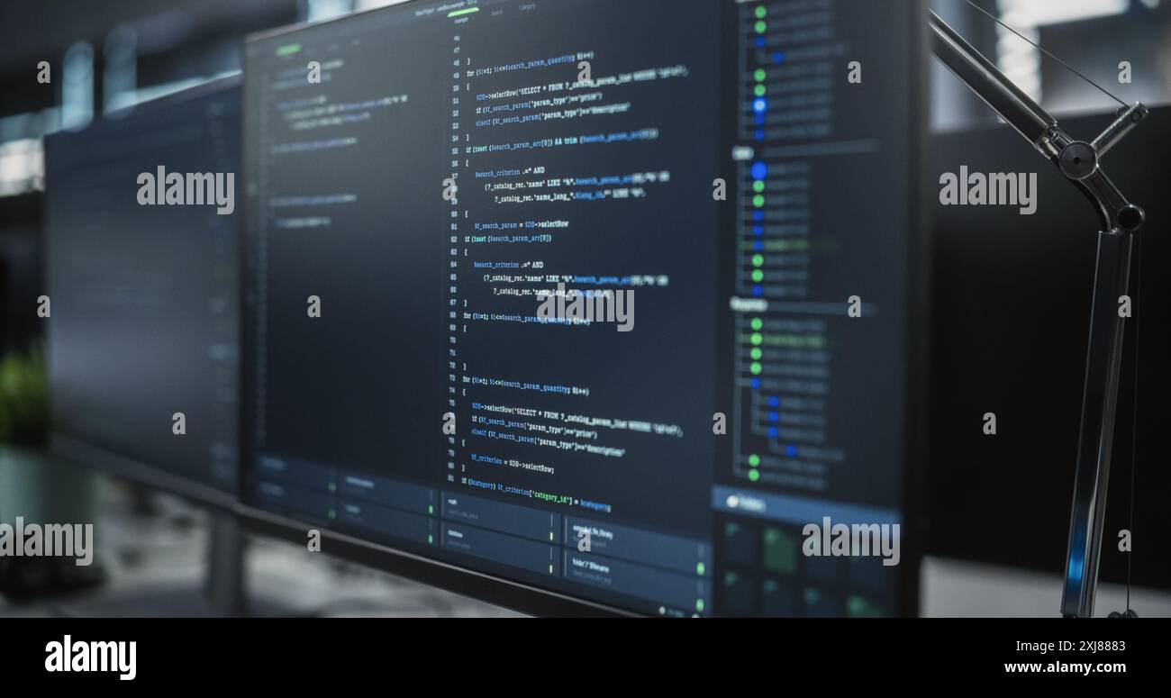 Nahaufnahme: Desktop-Computer-Bildschirm. Digitales Display Mit Der Benutzeroberfläche Der Codierungssprache. Software Engineer, der innovative E-Commerce-Software im Büro programmiert Stockfoto