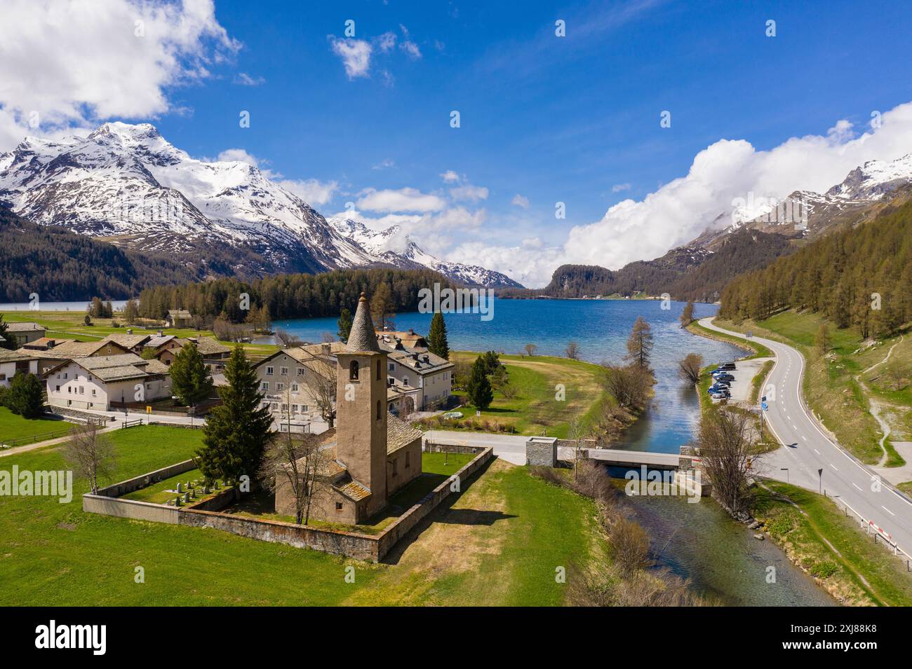 Drohnenblick auf das Dorf Sils und den See im atemberaubenden Engadintal in den alpen im Kanton Graubünden in der Schweiz Stockfoto