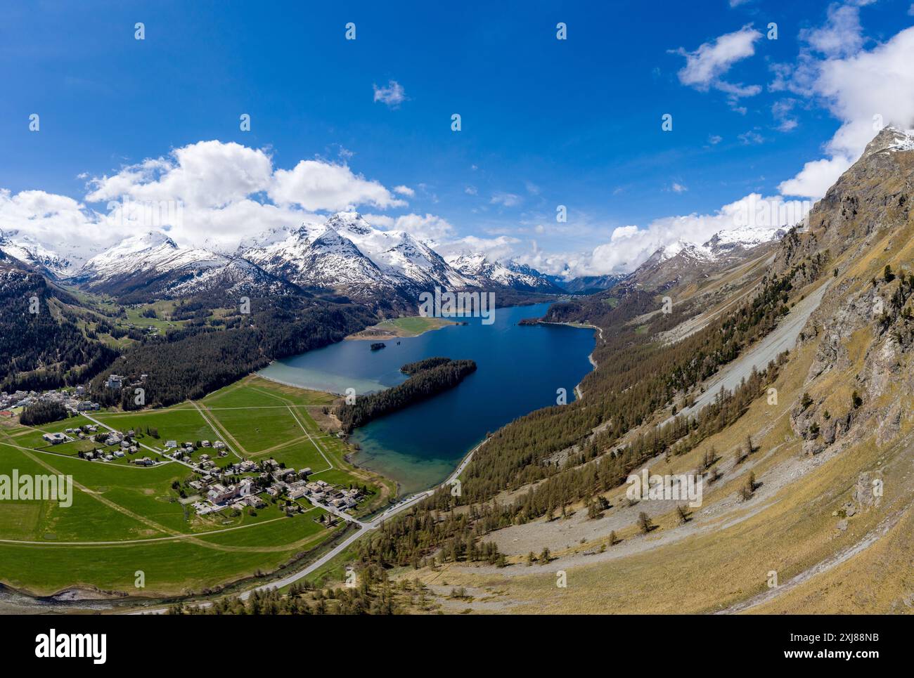 Luftansicht auf den Sils See bei Silvaplana im Engadintal im Kanton Graubunden in den alpen in der Schweiz an einem sonnigen Sommertag mit dem Piz Corvats Stockfoto