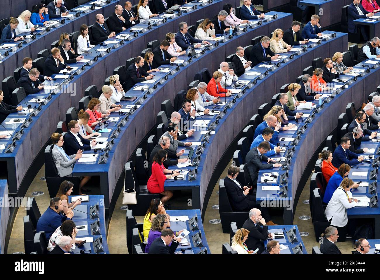 Straßburg, Frankreich. Juli 2024. Die Mitglieder des Europäischen Parlaments werden während der Wahl des neuen Präsidenten des Europäischen Parlaments während der ersten Plenartagung der neu gewählten Europäischen Versammlung in Straßburg, Ostfrankreich, am 16. Juli 2024 im Plenarsaal gesehen. Foto: Nicolas Roses/ABACAPRESS. COM Credit: Abaca Press/Alamy Live News Stockfoto