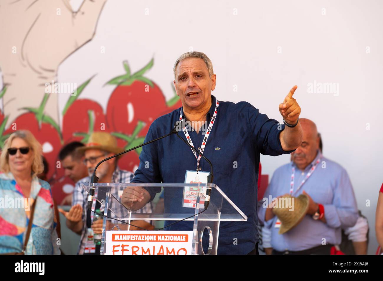 Maurizio de Giovanni, einer der bekanntesten Schriftsteller Italiens, bei der Demonstration gegen die Ausbeutung ausländischer Landarbeiter in Agro Pontino, Latium, Italien. Latina, 06.07.2024. Stockfoto