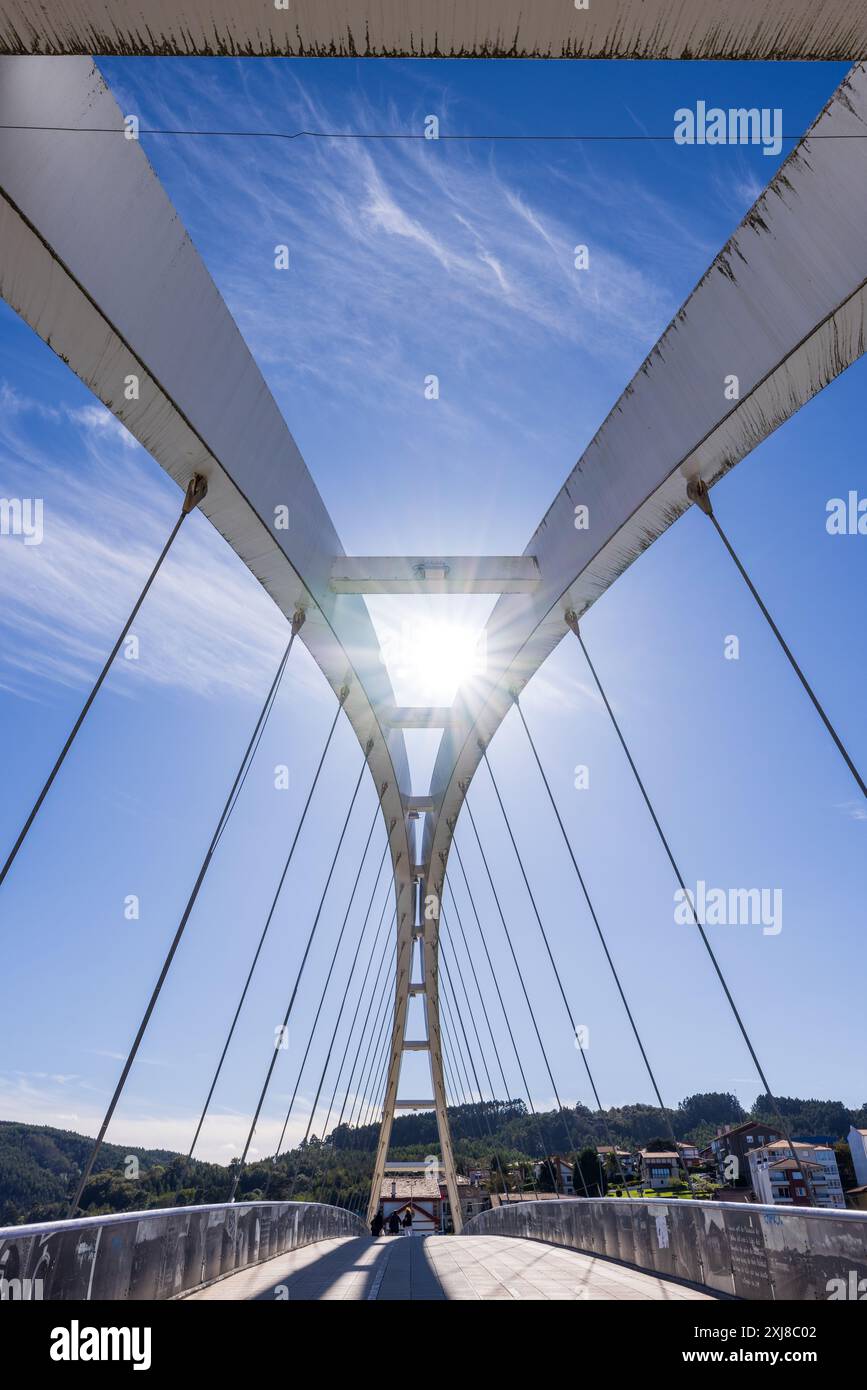 Plentzia - Bizkaia, Spanien, 30. Oktober 2023 - die Brücke von Plentzia tauchte in den sanften Farben des Sonnenaufgangs und spiegelte ein ruhiges Spiegelbild auf dem ruhigen Wasser Stockfoto