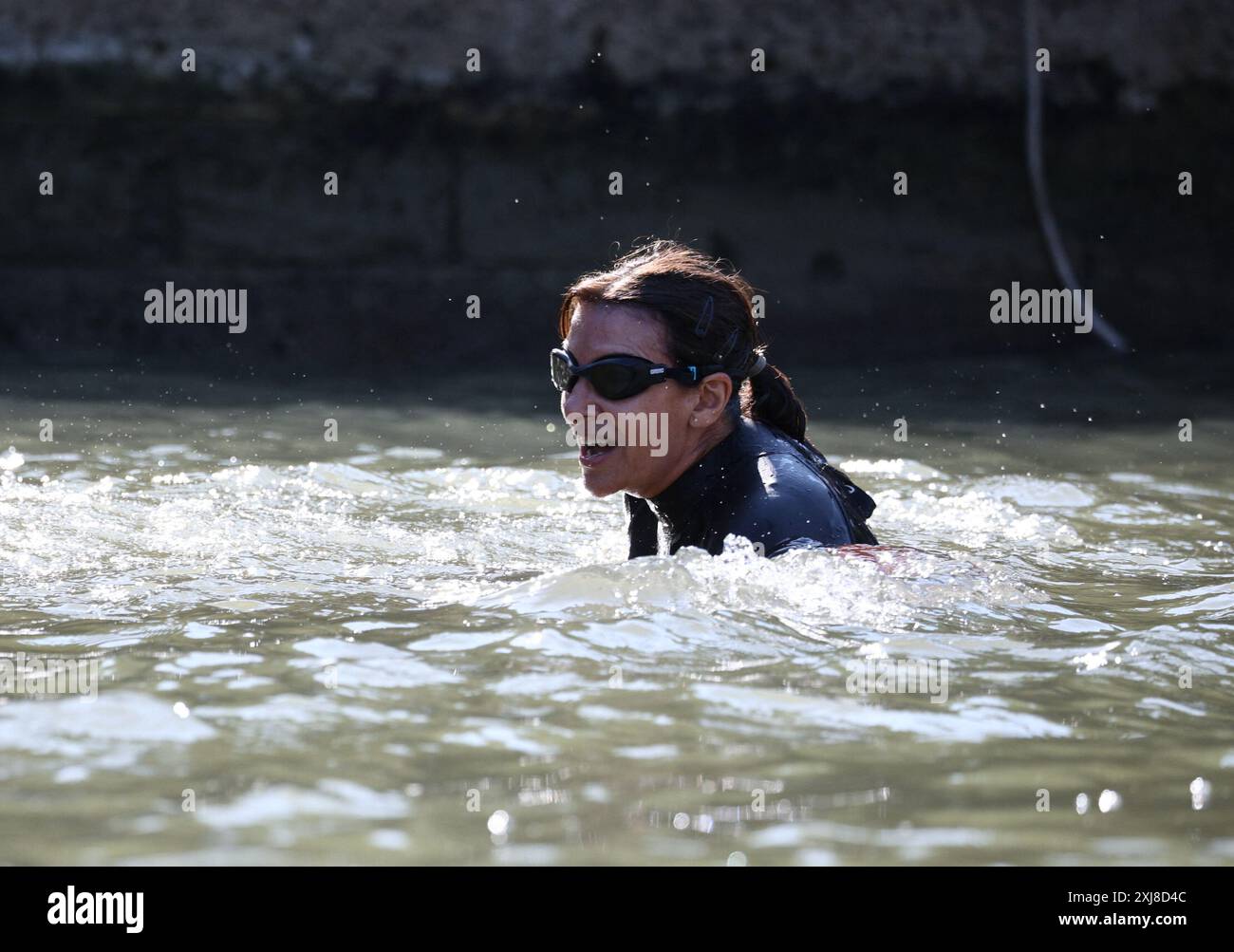 Paris, Frankreich. Juli 2024. Nach Monaten der Vorfreude schwimmt die Pariser Bürgermeisterin Anne Hidalgo am Mittwoch, den 17. Juli 2024, in der seine und erfüllt ein Versprechen, das sie im Januar neun Tage vor der Eröffnungszeremonie der Olympischen Spiele 2024 gegeben hatte. Das Schwimmen findet entlang des Flusses statt, der am imposanten Rathaus und der Kathedrale Notre Dame vorbeiführt, als Teil einer größeren Bemühung, die verbesserte Sauberkeit des Flusses zu demonstrieren. Foto: Raphael Lafargue/ABACAPRESS. COM Credit: Abaca Press/Alamy Live News Stockfoto