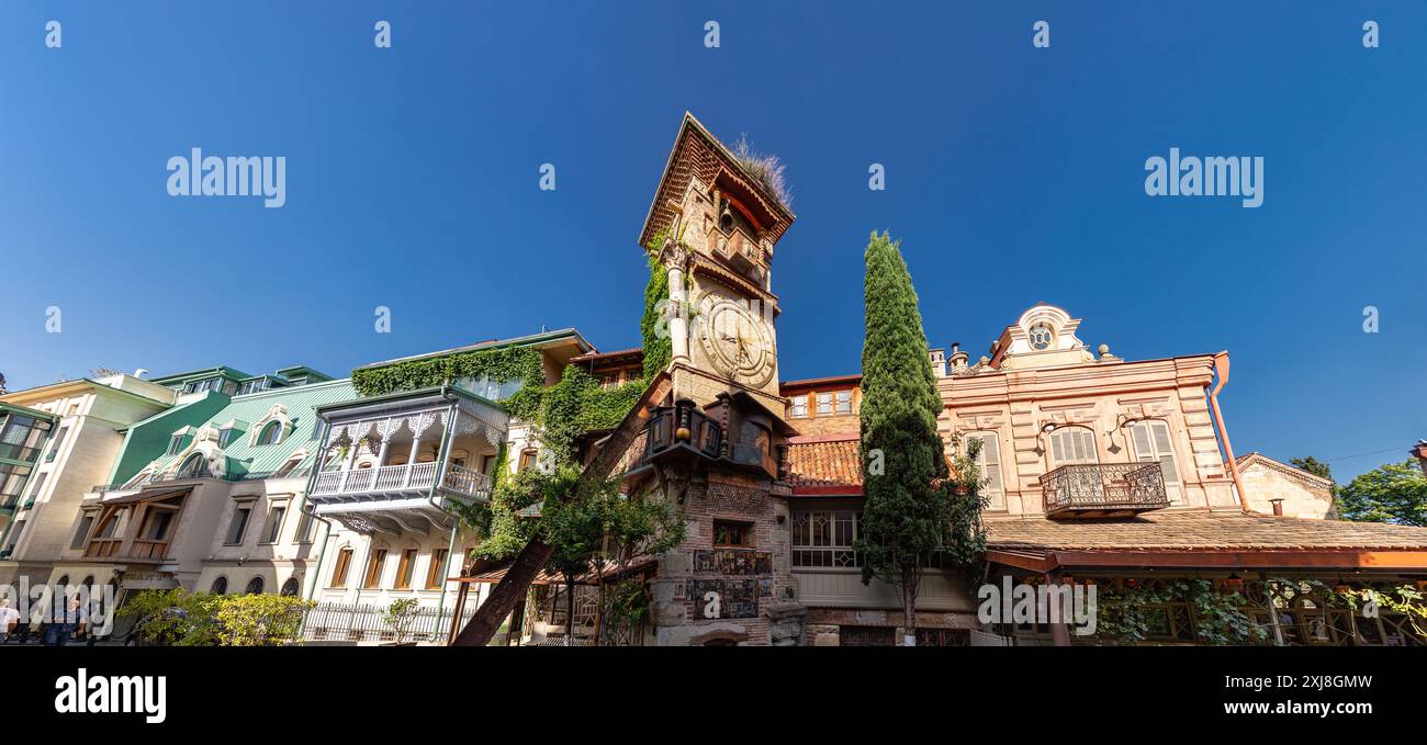Tiflis, Georgien - 24. JUNI 2024: Der Uhrenturm des Marionettentheaters Rezo Gabriadze ist ein einzigartiges und ikonisches Wahrzeichen in Tiflis, Georgien Stockfoto
