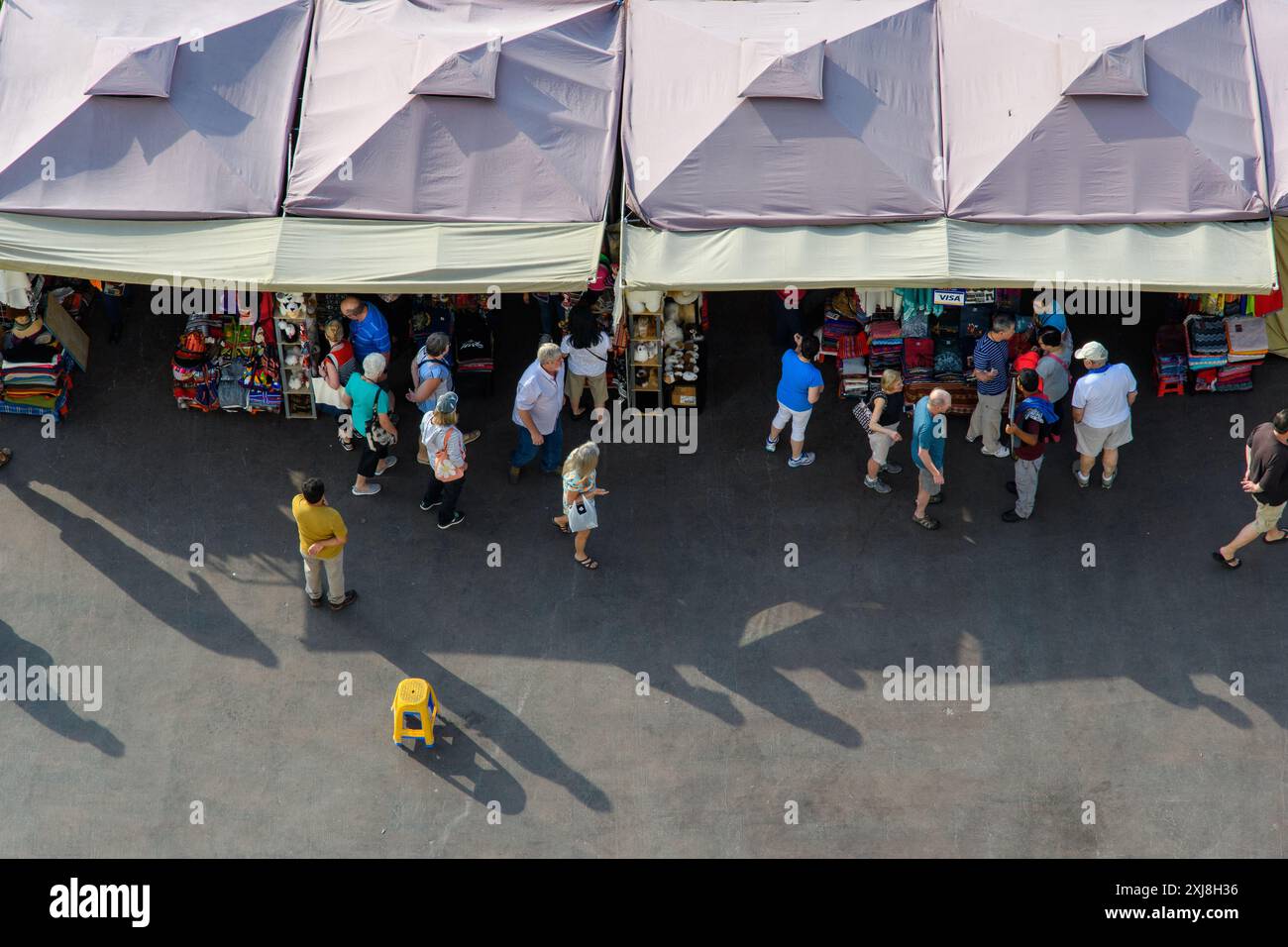 Callao, Peru - 20. März 2019: Ein geschäftiger Touristenmarkt am Hafen. Stockfoto