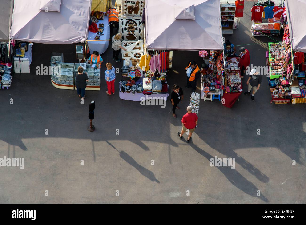 Callao, Peru - 20. März 2019: Ein belebter Touristenmarkt in einem Hafenparkplatz. Stockfoto