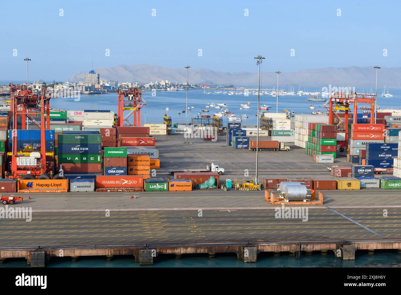 Callao, Peru - 20. März 2019: Ein lebhafter Blick auf die gestapelten Container im belebten Seehafen von Callao. Stockfoto