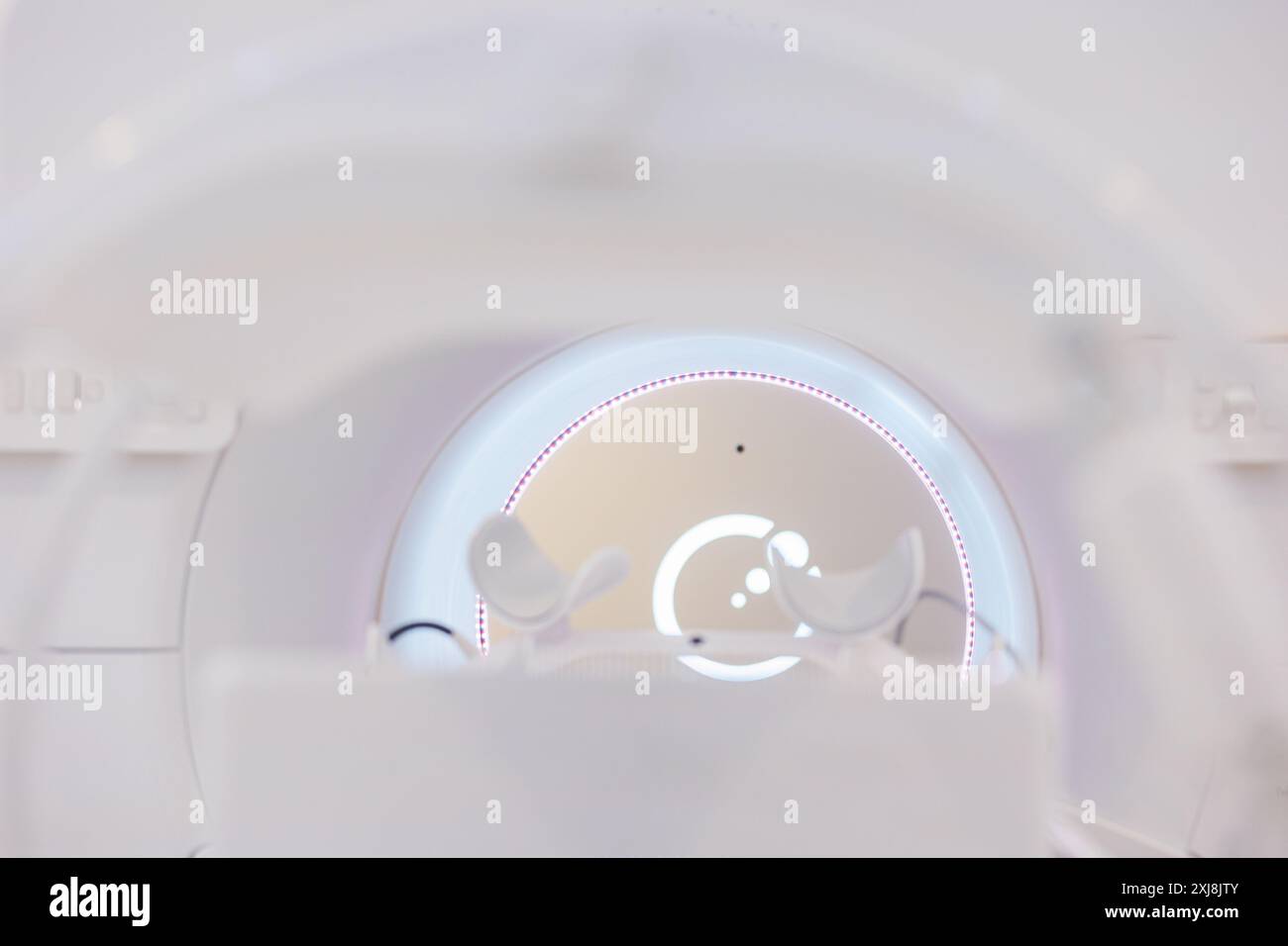 MR-Linac Strahlentherapiegerät. Magnetresonanztomographie-MRT-Gerät und Linearbeschleuniger zur Krebsbehandlung Stockfoto
