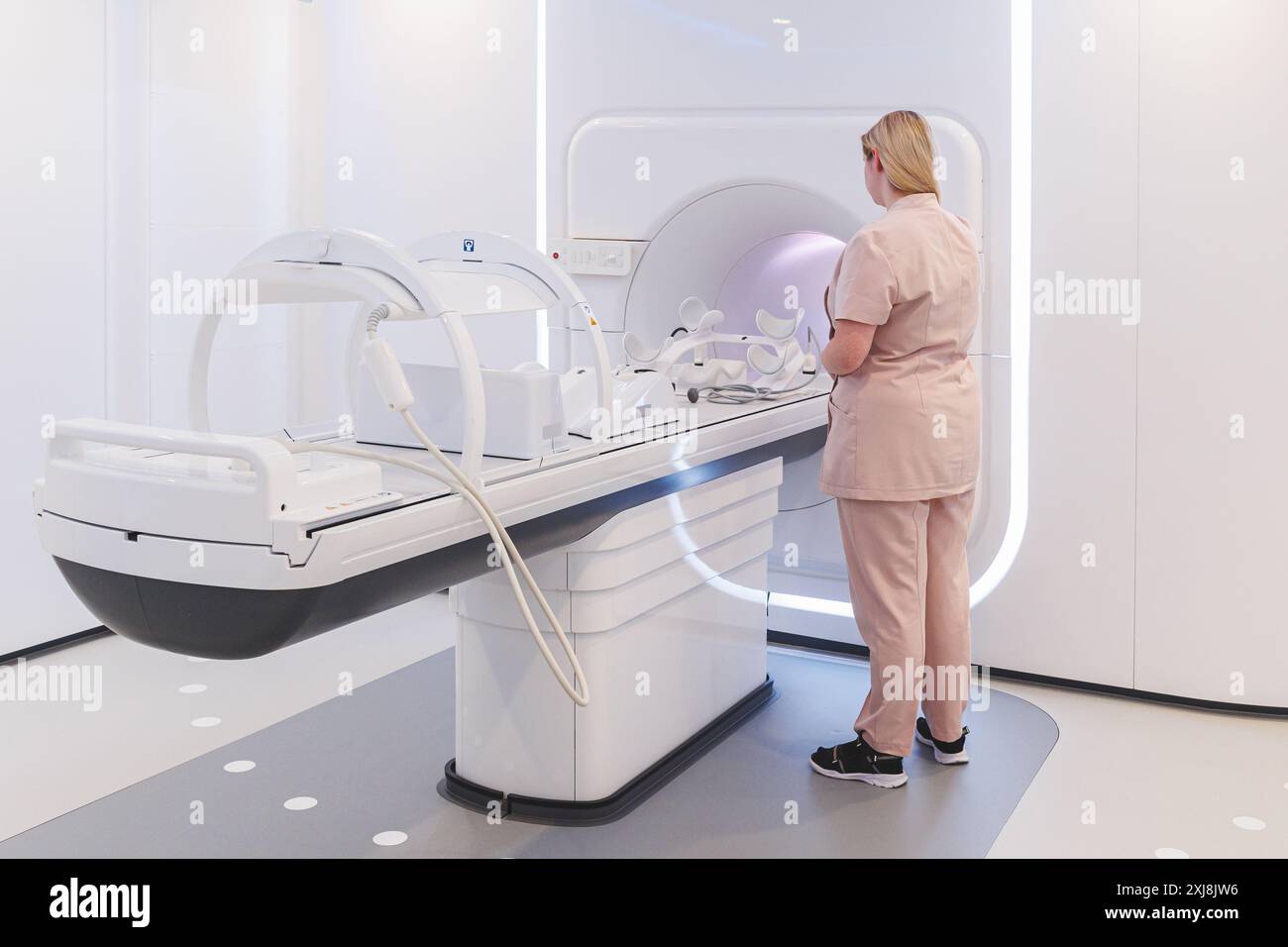 MR-Linac Strahlentherapiegerät. Magnetresonanztomographie-MRT-Gerät und Linearbeschleuniger zur Krebsbehandlung Stockfoto