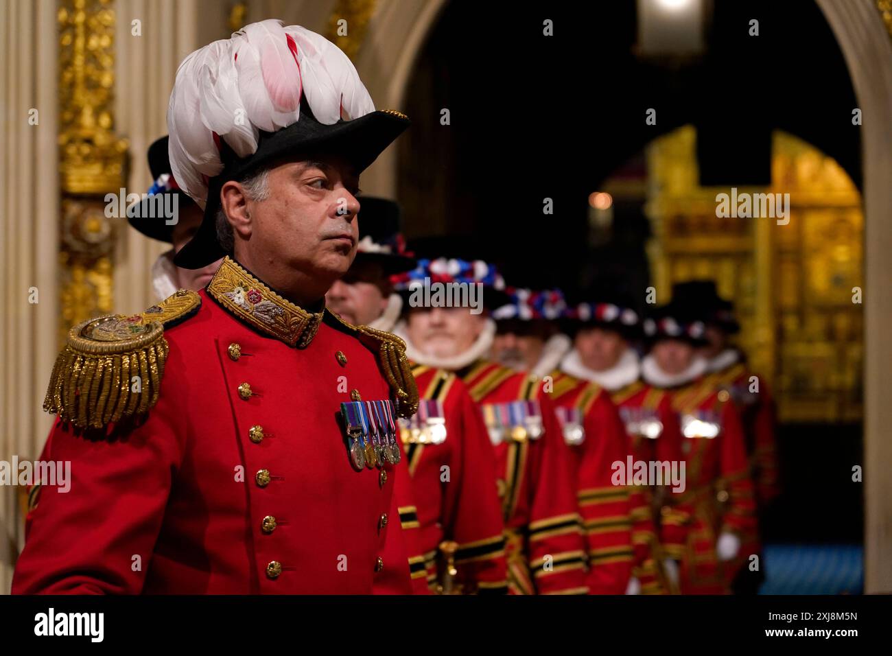 Der Leibwächter des Königs The Yeomen of the Guard während der zeremoniellen Suche im House of Lords Chamber, vor der Eröffnung des Parlaments, in den Houses of Parliament in London. Bilddatum: Dienstag, 16. Juli 2024. Stockfoto