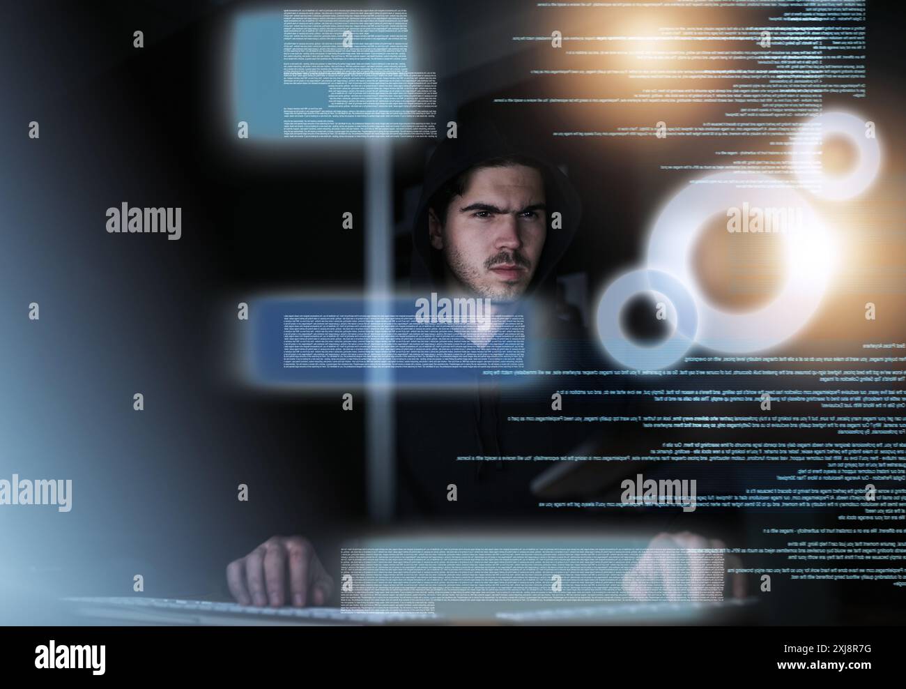 Mensch, Nacht und Daten überlagern sich mit Hacker, kriminellem Programmierer und Informationen oder Code für Sicherheitsbedrohungen. Verschlüsselung, Cyberangriffe und Analyse mit Stockfoto