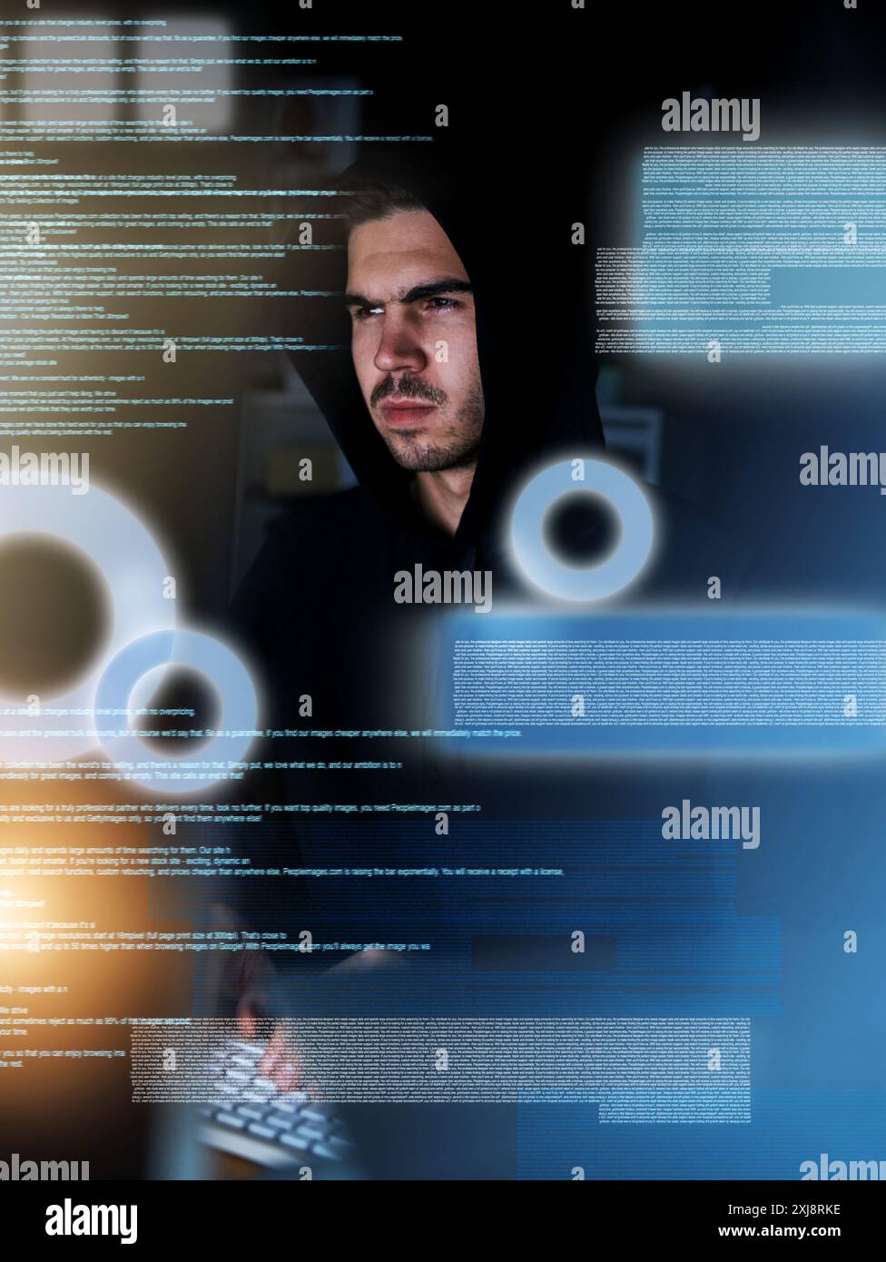 Mensch, Nacht und Daten überlagern sich mit Hacker, kriminellem Programmierer und Informationen oder Code für Sicherheitsbedrohungen. Verschlüsselung, Cyberangriffe und Analyse für Stockfoto
