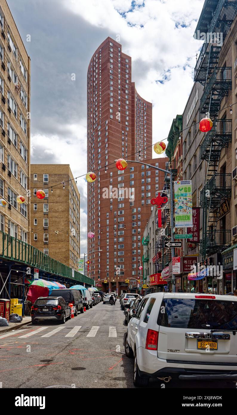 NYC Chinatown: Bayard Street, östlich von Elizabeth Street im Herzen von Chinatown. Bunte Papierlaternen hängen über der von Geschäften gesäumten Straße. Stockfoto