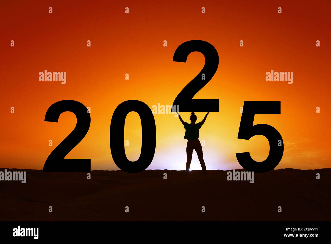 2025, Silhouette einer starken Frau, die im Sonnenaufgang steht, Neujahrsgrußkarte für Frauen Stockfoto