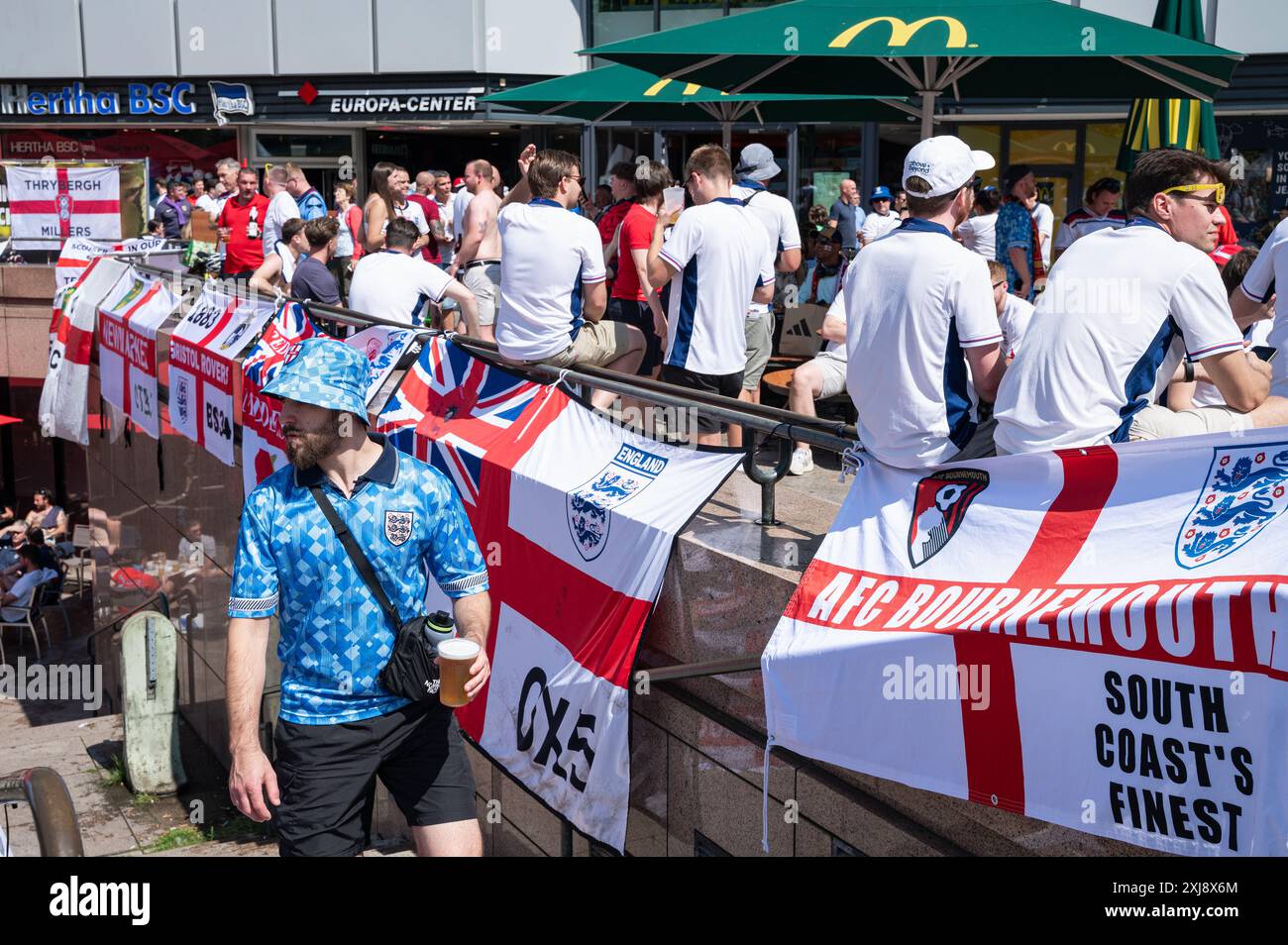 14.07.2024, Berlin, Deutschland, Europa - Fans der englischen Fußballnationalmannschaft feiern auf dem Breitscheidplatz während der UEFA EURO 2024. Stockfoto