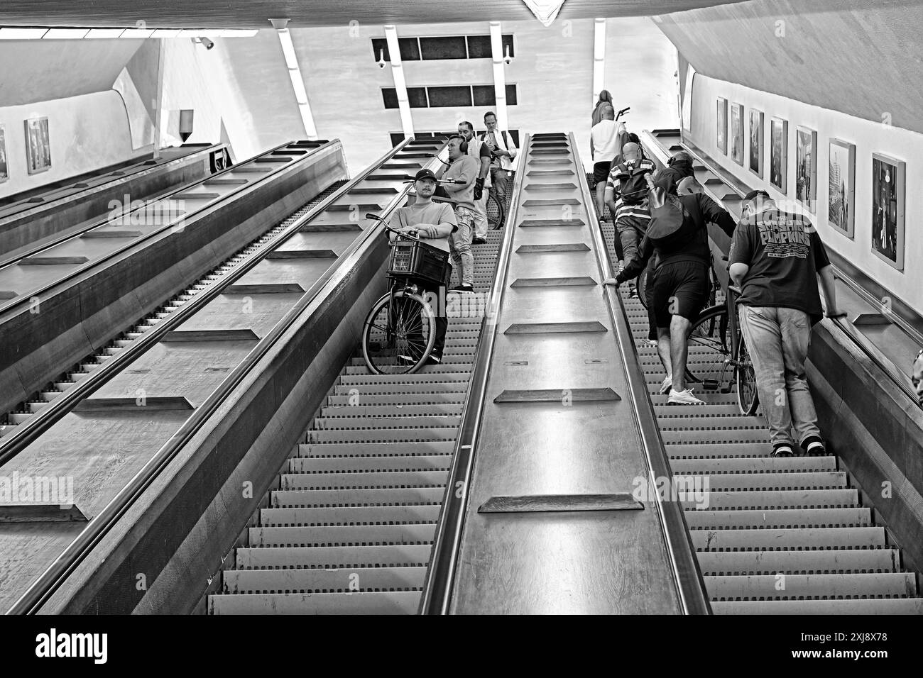 rotterdam, niederlande - 2024.07.11 -- Menschen bewegen sich auf Rolltreppen im nördlichen Empfangsgebäude des Maastunnel -- [Quelle: joachim affeldt Stockfoto