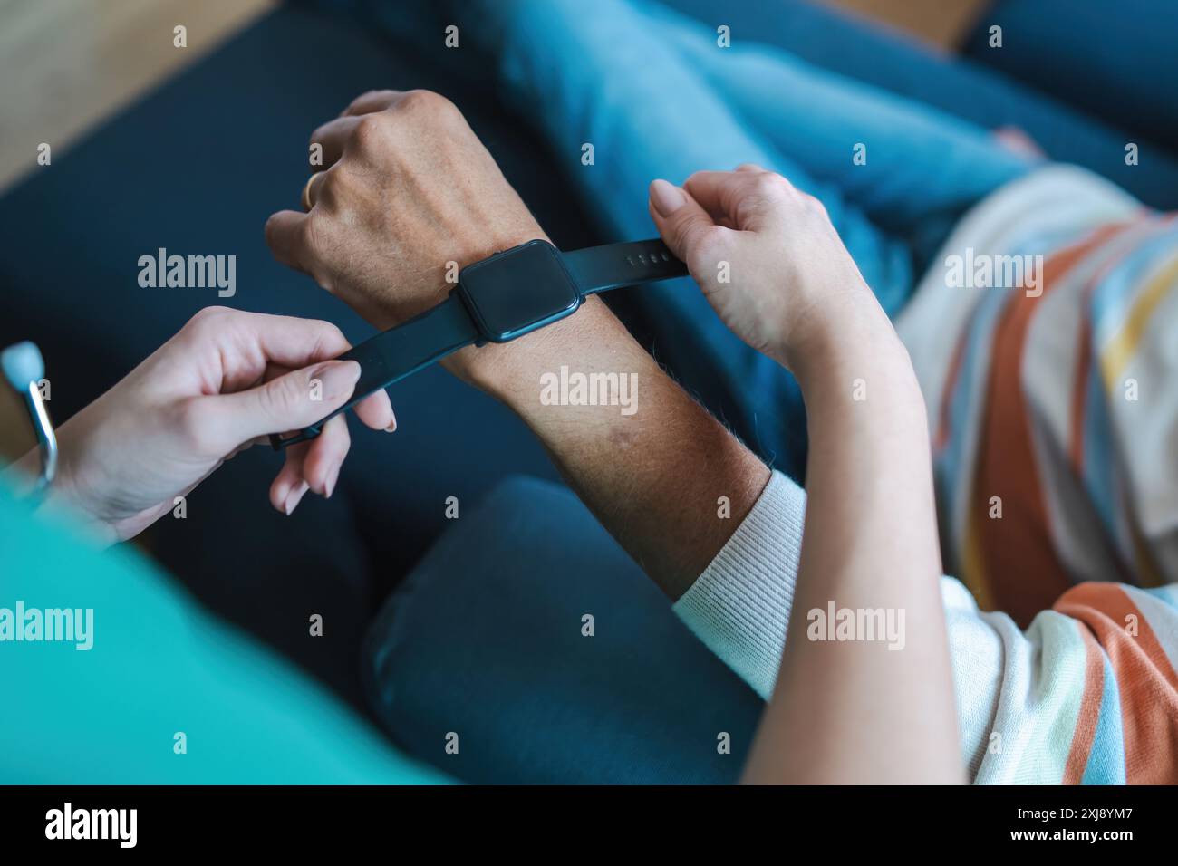 Detailansicht der Hände, die eine Smartwatch für das Gesundheitsmonitoring einstellen. Präsentiert digitale Lösungen für das Gesundheitswesen, tragbare Technologien für Senioren und die Stockfoto Detailansicht der Hände, die eine Smartwatch für das Gesundheitsmonitoring einstellen. Präsentiert digitale Lösungen für das Gesundheitswesen, tragbare Technologien für Senioren und die Stockfoto