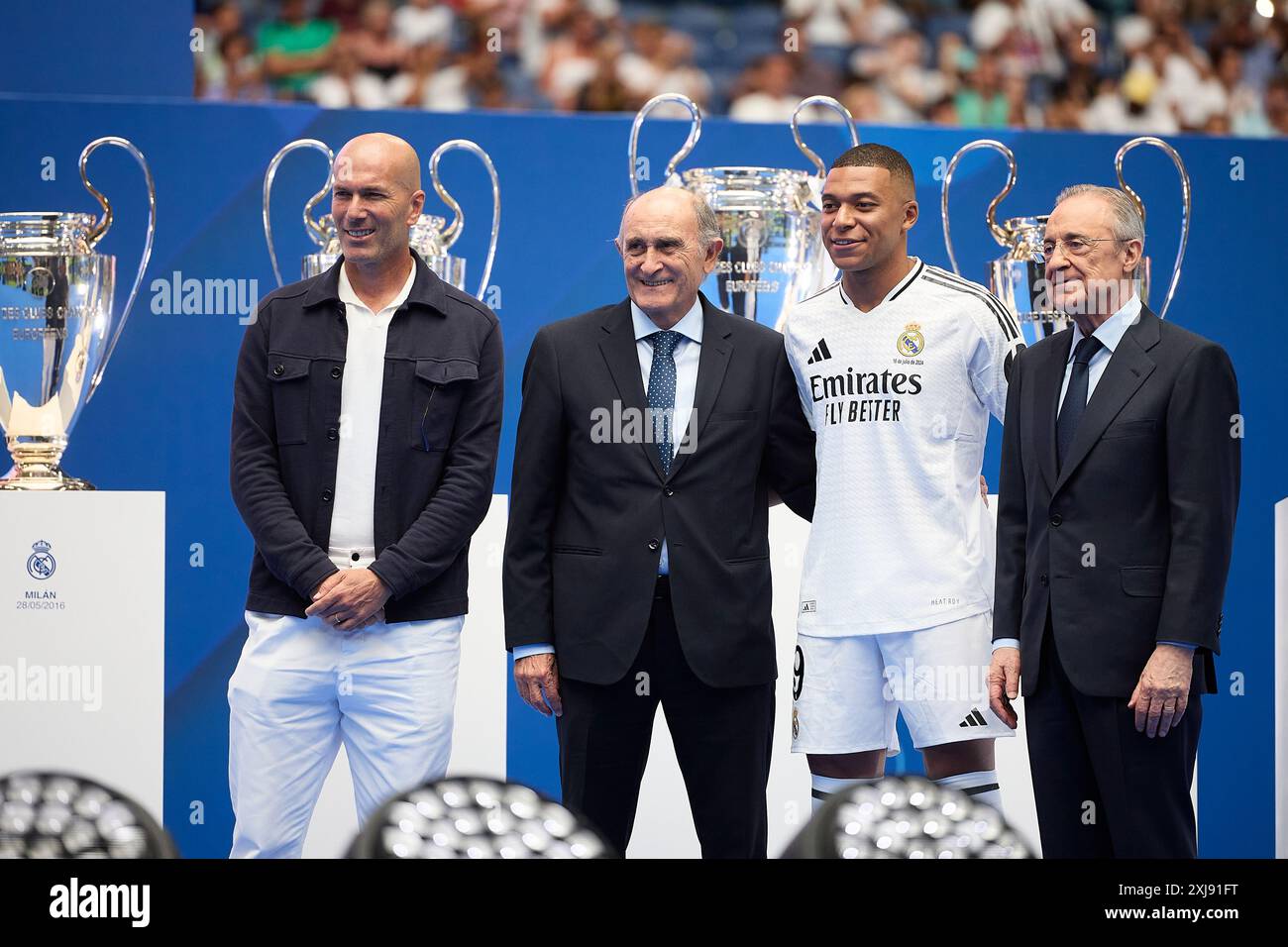 MADRID, SPANIEN - 16. JULI: Kylian Mbappe posiert für ein Foto mit dem ehemaligen Real Madrid Spieler und Trainer Zinedine Zidane (L), dem ehemaligen Real Madrid Spieler Pirri (2L) und dem Präsidenten von Real Madrid, Florentino Perez Rodriguez (R), während er am 16. Juli 2024 im Estadio Santiago Bernabeu in Madrid vorgestellt wird. (Foto von QSP) Stockfoto