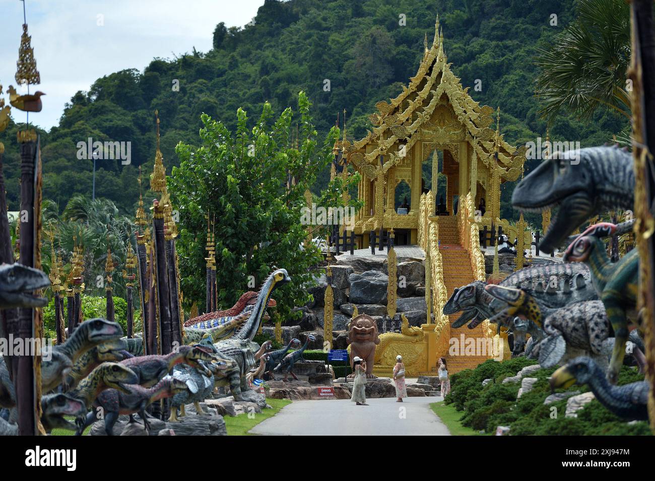 Pattaya, Thailand. Juli 2024. Ausländische Touristen besuchen den Nong Nooch Tropical Garden in Pattaya, Thailand, 17. Juli 2024. Mit Wirkung vom 15. Juli hat Thailand seine Regelung für die visafreie Einreise auf Bürger aus 93 Ländern und Gebieten ausgedehnt, so dass sie bis zu 60 Tage ohne Visum bleiben können, während Personen aus 31 Ländern und Gebieten bei der Ankunft Visumpflicht erhalten. Quelle: Rachen Sageamsak/Xinhua/Alamy Live News Stockfoto