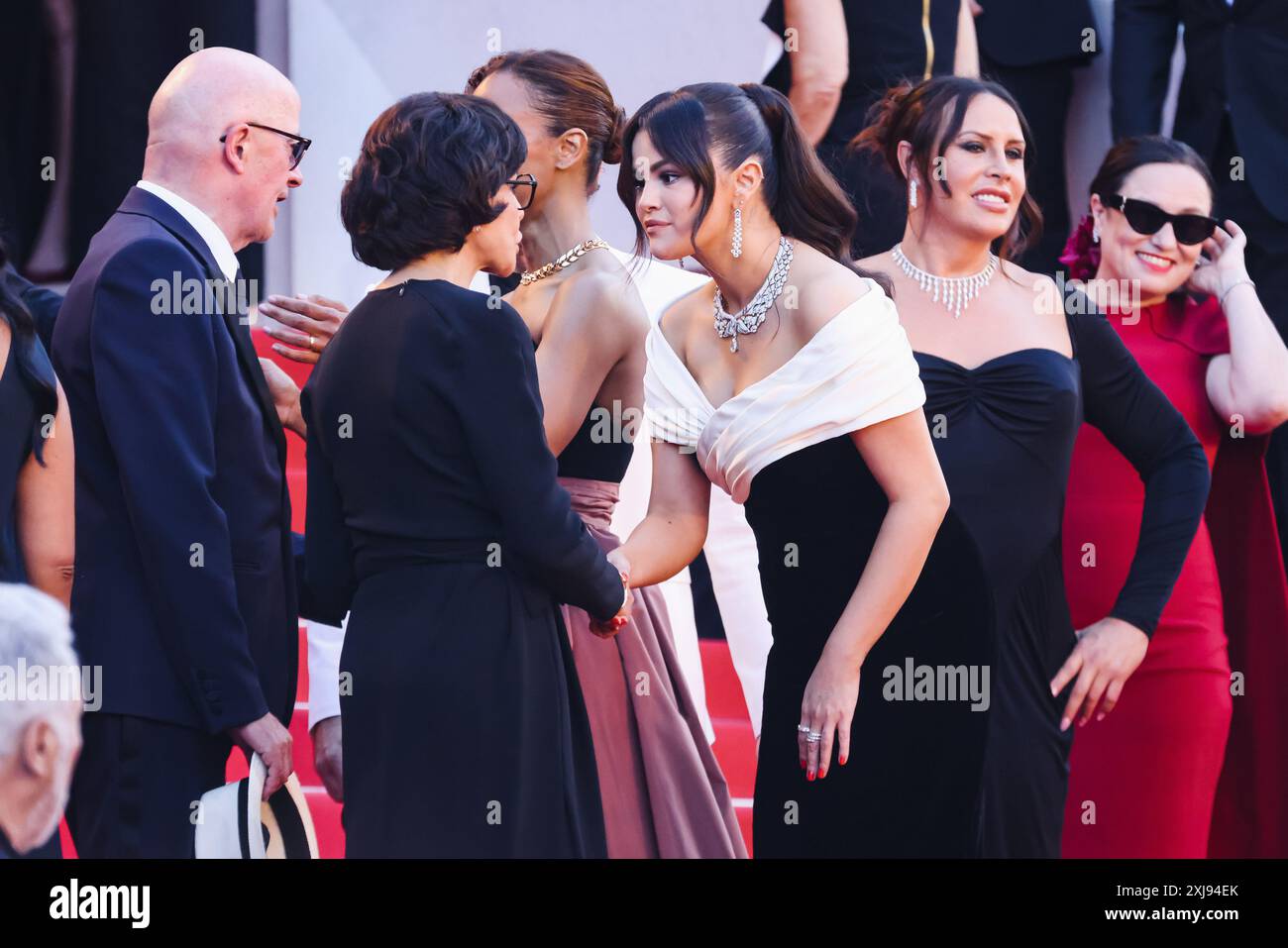 Selena Gomez, Karla Sofia Gascon und Rachida Dati besuchen den roten Teppich zur Premiere von Emilia Perez während des 77. Festivals de Cannes am 18. Mai 2024 (Foto: Alessandro Bremec/NurPhoto). Stockfoto