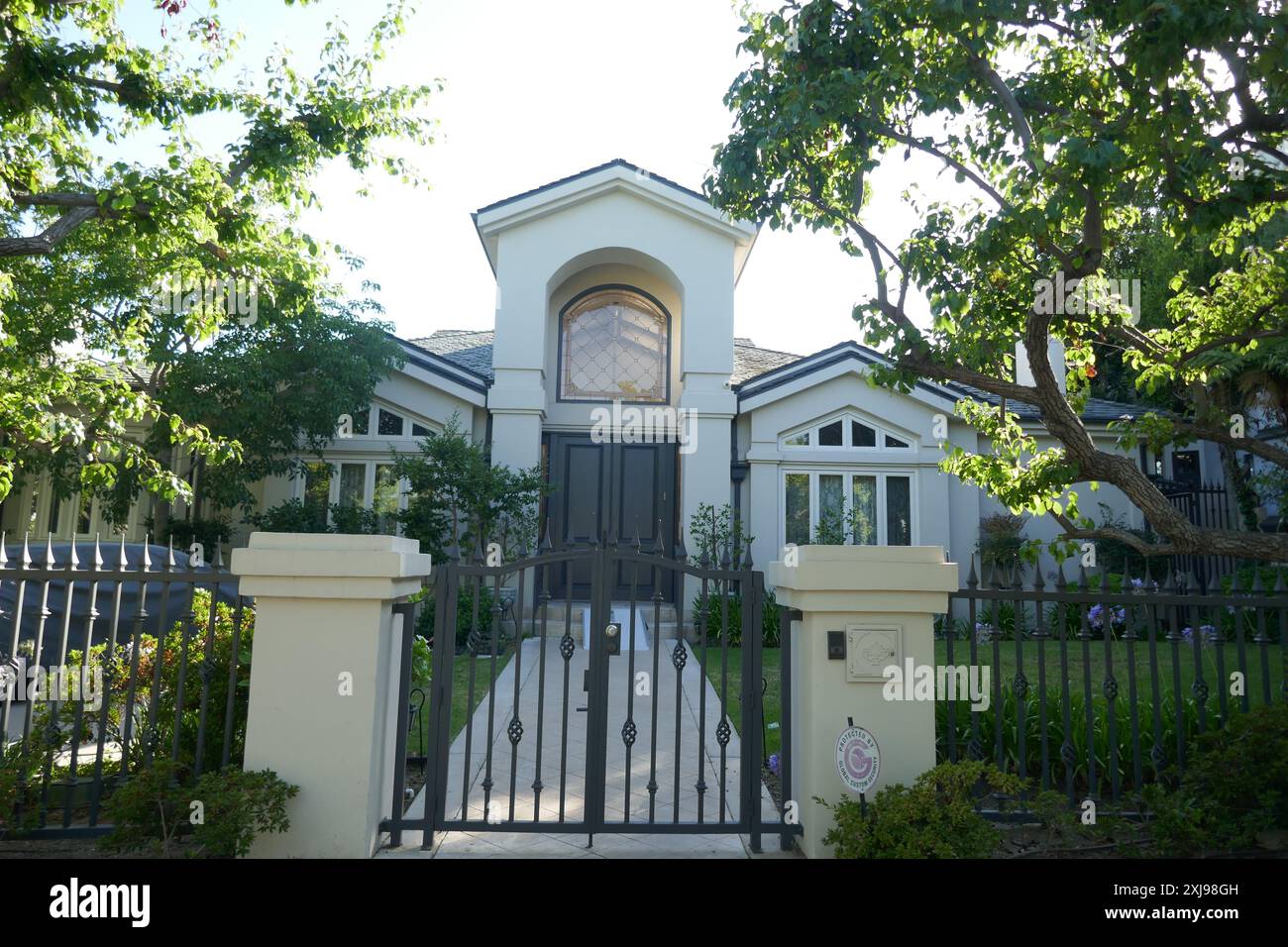 Beverly Hills, Kalifornien, USA 16. Juli 2024 Singer Dean Martin letztes und ehemaliges Haus, wo er am 25. Dezember 1995 im 511 N. Maple Drive starb, gezeigt am 16. Juli 2024 in Beverly Hills, Kalifornien, USA. Foto: Barry King/Alamy Stock Photo Stockfoto