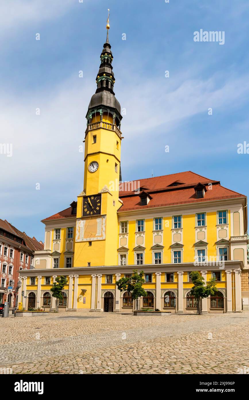 Das Rathaus Bautzen von 1752 befindet sich auf dem Marktplatz mitten in der Altstadt. Bautzen (Obersorbisch Budyšin), Sachsen, Deutschland. Gebaut Stockfoto
