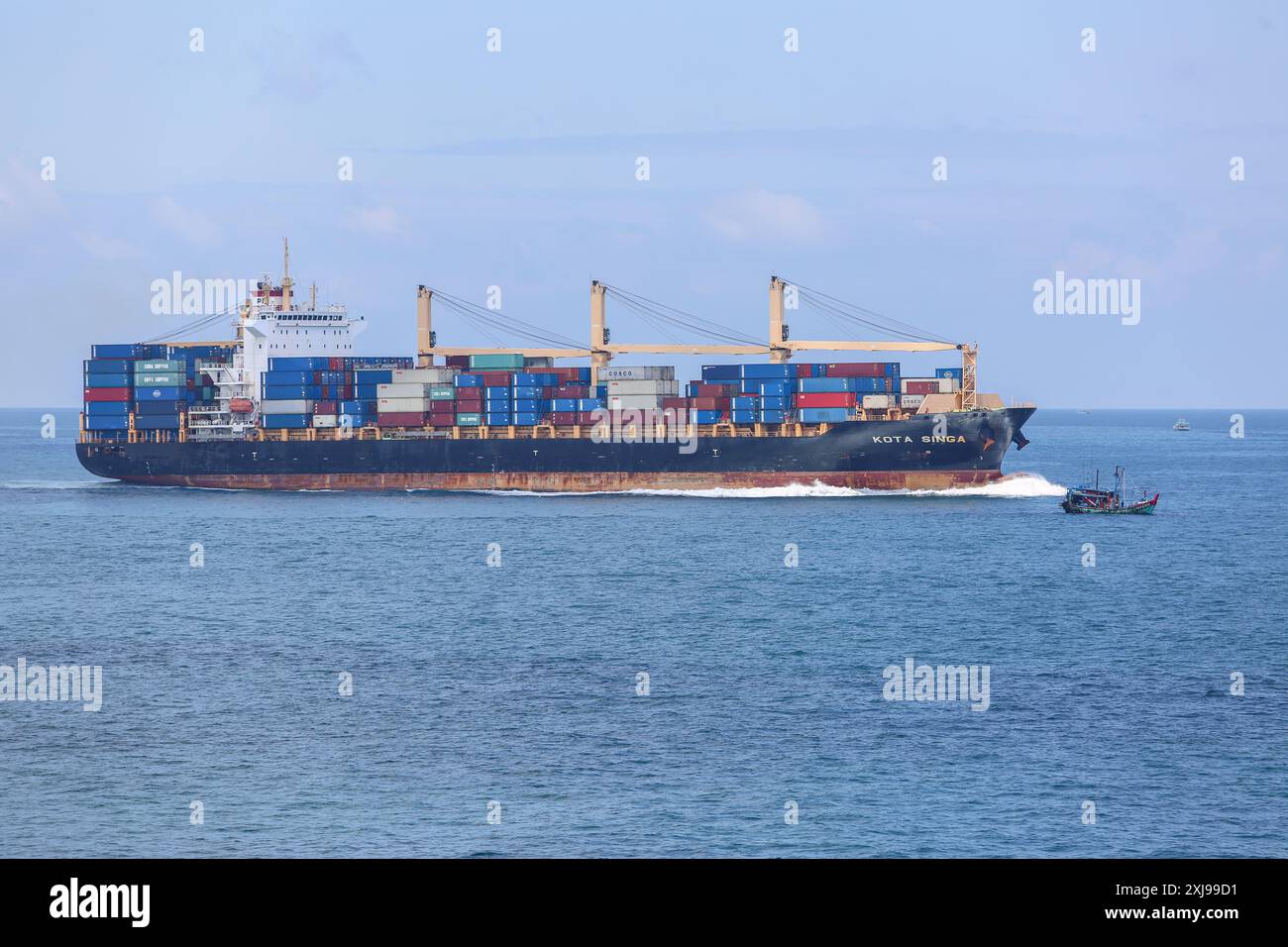 Kapstadt, Südafrika. 16. Juli 2024: Das Containerschiff KOTA SINGA ist eine regelmäßige Seeverkehrsroute zwischen Asien und der afrikanischen Westatlantikküste. Das große Schiff fährt derzeit am Kap der Guten Hoffnung vorbei. Die geopolitische Lage im Roten Meer, die durch Angriffe der Huthi auf Handelsschiffe in der Bab-Al-Mandab-Straße gekennzeichnet ist, hat zu einer Unterbrechung des internationalen Seeverkehrs (teilweise umgelenkt in Richtung Horn von Afrika) und zu einem Anstieg der Frachtraten zwischen Asien und Europa/Maghreb geführt. Marokkanische Medien berichten, dass die Versandpreise im Vergleich zum Vorjahr um 160-290% gestiegen sind. Quelle: Kevin Izorce/Alamy Live News Stockfoto