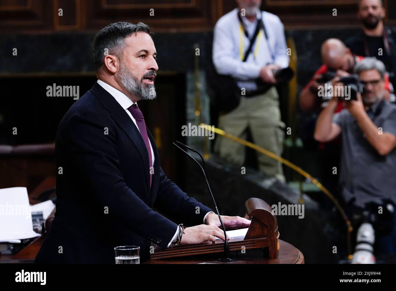 Spanische Politik 2024: Aktionsplan für Demokratiedebatte auf dem Abgeordnetenkongress Santiago Abascal, Vorsitzender der rechten politischen Partei Vox, beim spanischen Abgeordnetenkongress am 17. Juli 2024 in Madrid Spanien die außerordentliche Sitzung wurde von der Regierung ersucht, die Grundzüge des neuen Aktionsplans für Demokratie vorzustellen Madrid Abgeordnetenkongress Madrid Spanien Urheberrecht: xAlbertoxGardinx AGardin 20240717 Politics Congress 180 Stockfoto