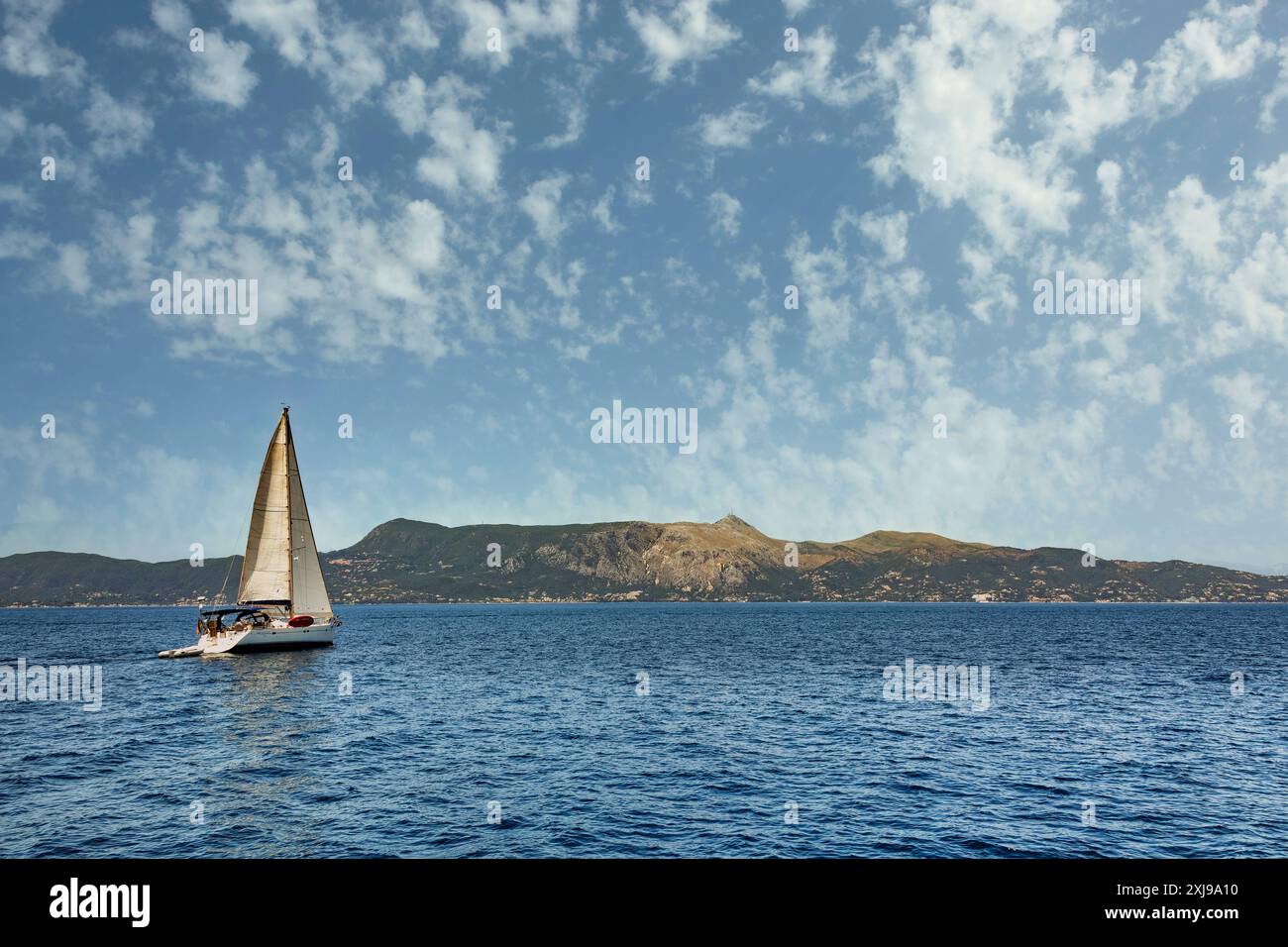 Ein Segelboot vor Korfu-Stadt Stockfoto