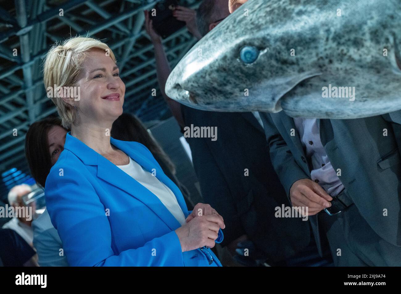 Stralsund, Deutschland. Juli 2024. Manuela Schwesig (SPD), Ministerpräsidentin Mecklenburg-Vorpommerns, besucht zu Beginn ihrer traditionellen Sommerreise das Ozeanographische Museum. Nach fast vier Jahren Renovierung öffnete das Maritime Museum in Stralsund am selben Tag wieder seine Pforten. Quelle: Stefan sauer/dpa/Alamy Live News Stockfoto