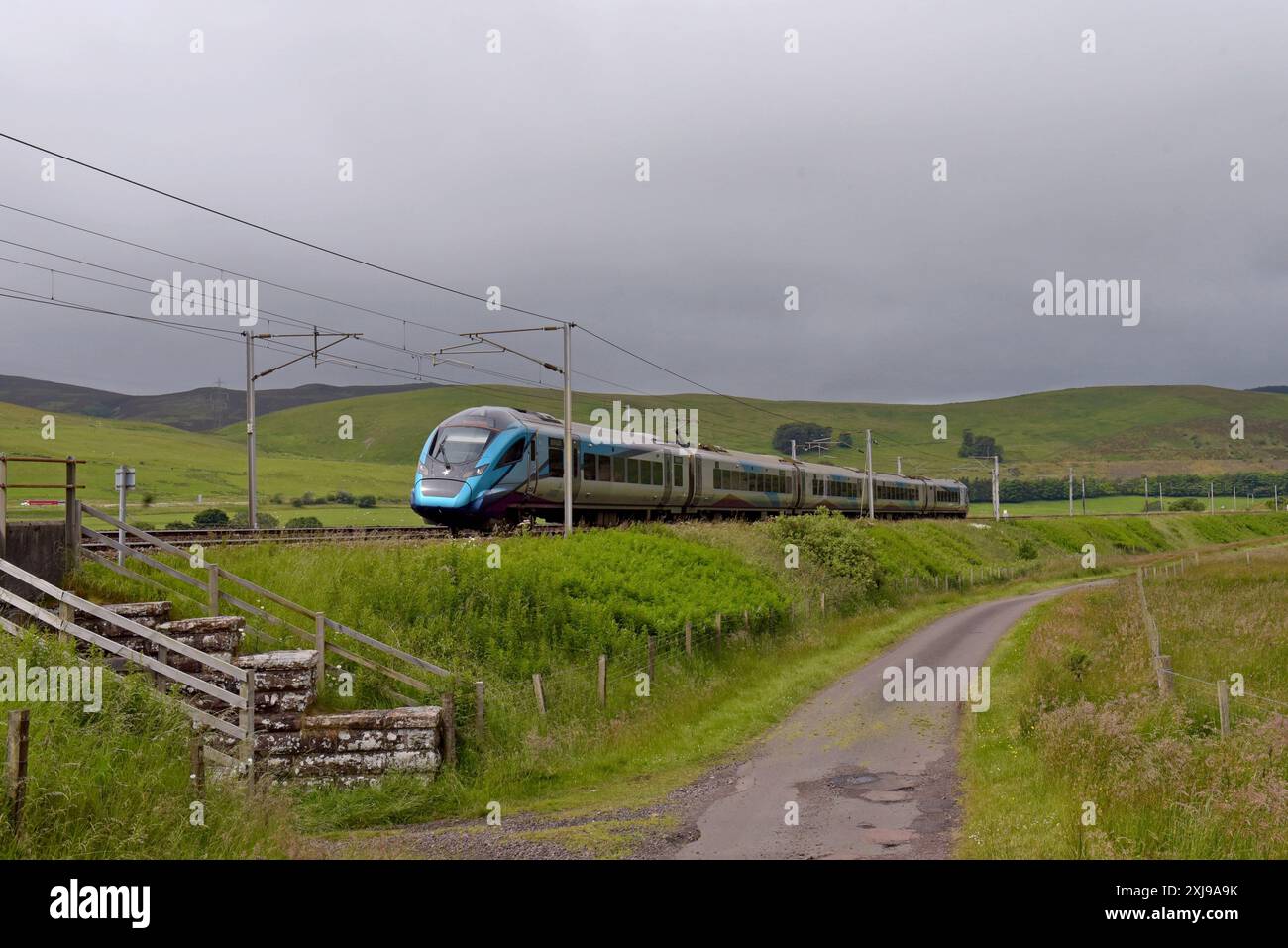 TransPennine Express 'Nova 2'-Einheit Richtung Süden auf der West Coast Main Line in der Nähe von Beattock, Schottland, Großbritannien. Juli 2024 Stockfoto