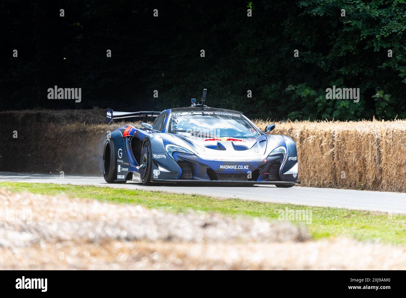 2016 McLaren P1 GTR/650S GT3 „MADMAC“-Auto, das beim Goodwood Festival of Speed 2024 Motorsport Event in Großbritannien die Bergstrecke hinauffährt Stockfoto