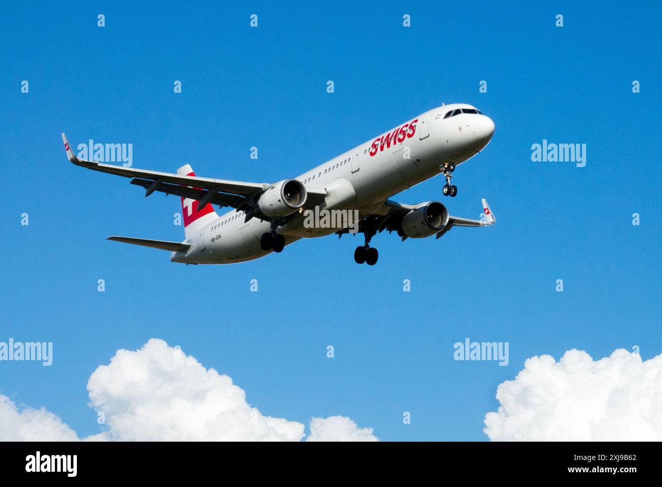 Airbus A321 Swiss Airways Flugzeug nähert Prag in Blue Sky an Stockfoto