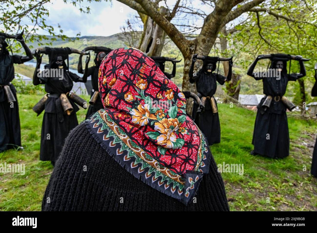 Las Tóras de Luzón, eine fesselnde Tradition in Guadalajara, Spanien, zeigt Teilnehmer mit geschwärzten Gesichtern, die mit Ruß und Öl erreicht werden, während sie mit brennenden Fackeln durch die Straßen ziehen. Dieses antike Ritual, das in vorchristlichen Fruchtbarkeitsriten verwurzelt ist, umfasst das Bemalen der Gesichter der Menschen mit ihren schwarz gefärbten Händen, die das Verbrennen der alten symbolisieren, um die neue Saison zu begrüßen. Stockfoto